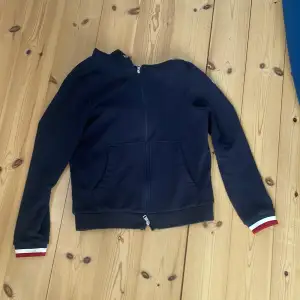 Mörkblå moncler hoodie storlek S använd ca 3 gånger 10/10 skick. Pris kan diskuteras 