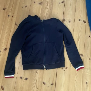 Moncler hoodie  - Mörkblå moncler hoodie storlek S använd ca 3 gånger 10/10 skick. Pris kan diskuteras 