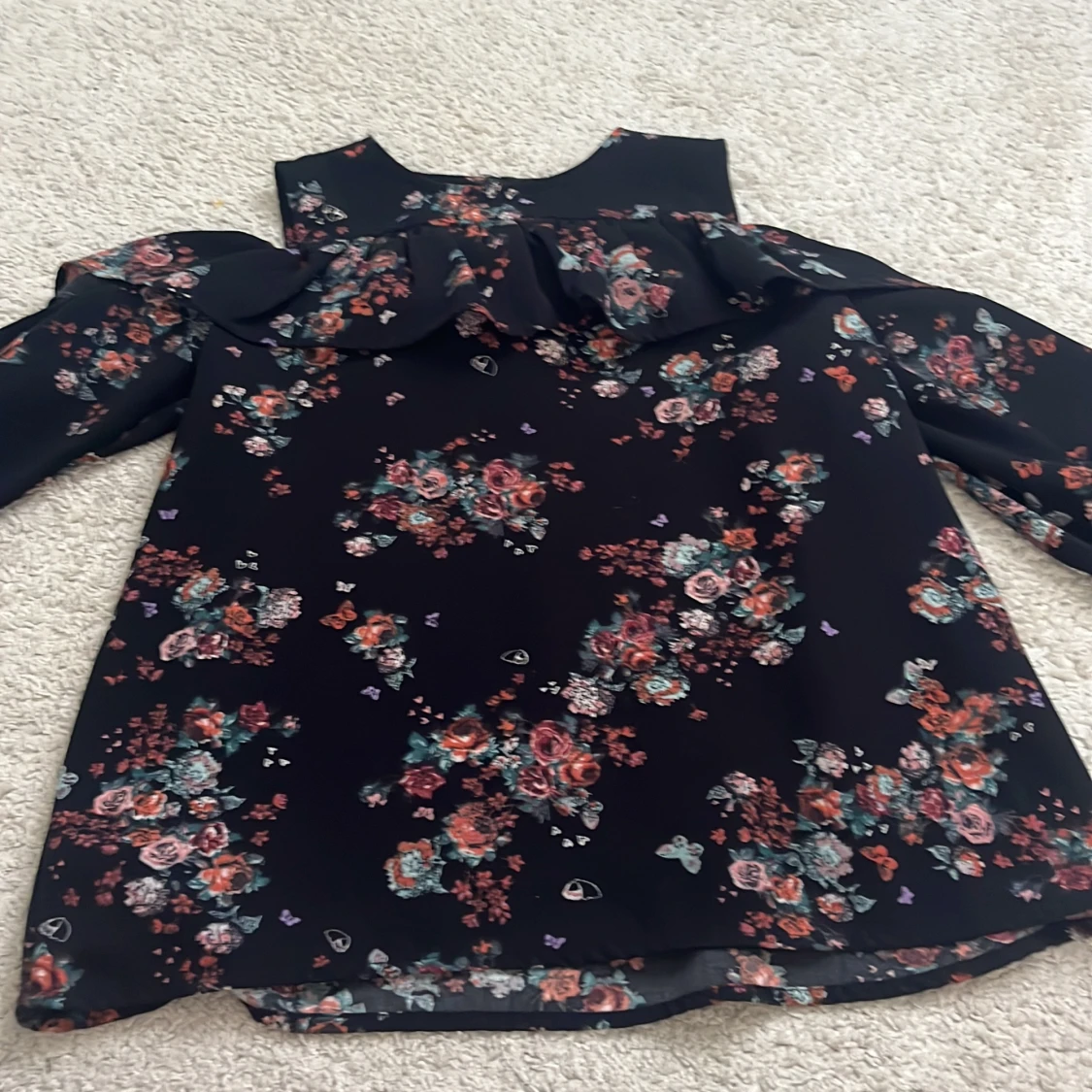 Vacker blus men blommor 