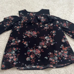 Vacker blus men blommor  - Stor u storlek . Köpte för 350 säljer för 225