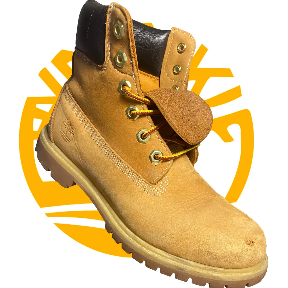 Timberland boots. Ny skick förutom en skada längst fram på ena skon. Ny pris 2 000kr pris kan diskuteras.. Skor.