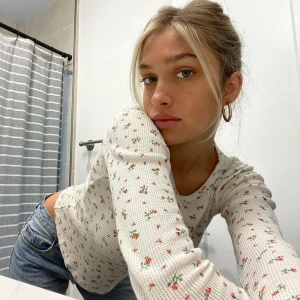 Brandy Melville  - Brandy Melville tröja med små blommor i storlek one size 