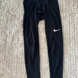 Nike tights  - Nike märket är lite avskavt (se bild) annars i fint skick! 