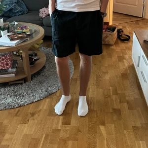 Linneshorts H&M - Mörkblå linneshorts från H&M. Köpta för ett tag sedan, är i mycket bra skick!