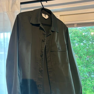 Overshirt, Arket - Rensar ur garderoben inför kommande flytt, därav en massa grejer som ska säljas. En grön overshirt från arket som passar perfekt nu till sommaren!