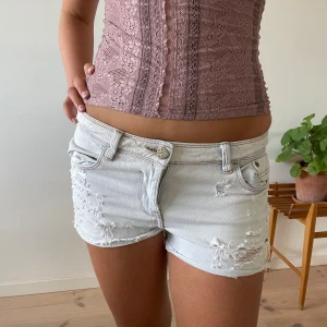 Lågmidjade shorts - Snygga shorts, ljusblå/vita