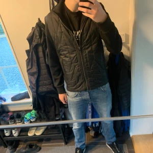 Mondo cardigan  - Säljer nu denna snygga mondo cardigan,skick 10/10 helt nytt skick, strlk M, nypris ca 2000, hör av er vid eventuella funderingar🙌