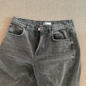 jeans  - Säljer low waist jeans från gina. Knappt använda. Säljer för 230kr. 