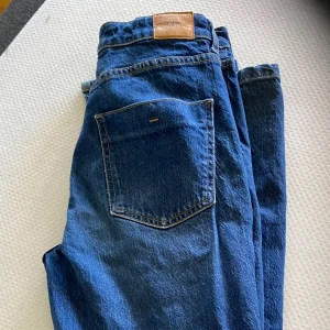 Zara jeans med slits stl 36 - Zara jeans med slits EUR 36. Fint skick. Rök- och djurfritt hem. Pris 100 kr.