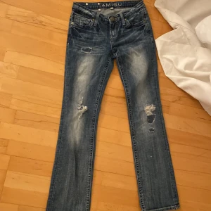 Lågmidjade jeans - Säljer dessa jätte snygg lågmidjade utsvängda jeans! Säljer för dom inte passar, skriv privat om du har frågor eller vill ha bilder med dom på!💕