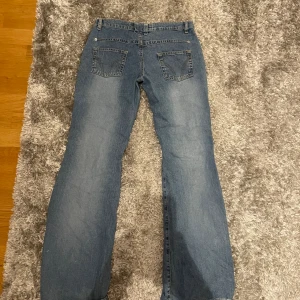 Lågmidjade jeans - Säljer dessa superfina low waist bootcut jeans. Ytterbenslängd ca 102 cm och midjemått rakt över ca 37 cm