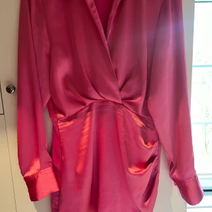 Satinklänning - Säljer nu denna rosa Satinklänning från zara då den inte kommer till användning. Använde den bara 2 gånger förra sommaren så skicket är väldigt bra💕 kom gärna med bud!💅🏼