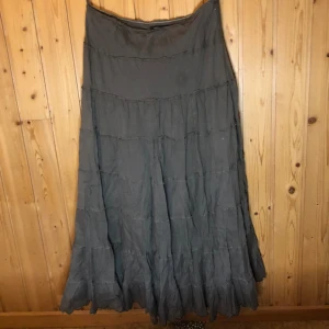 maxi skirt - maxi skirt o sånt fin o bra tycker värkligen inte om den även om den sitter jätte bra o är sådär lagom otrolig lätt o lång fin o bra fantastisk helt ärligt  synd att kag inte tycker om den 