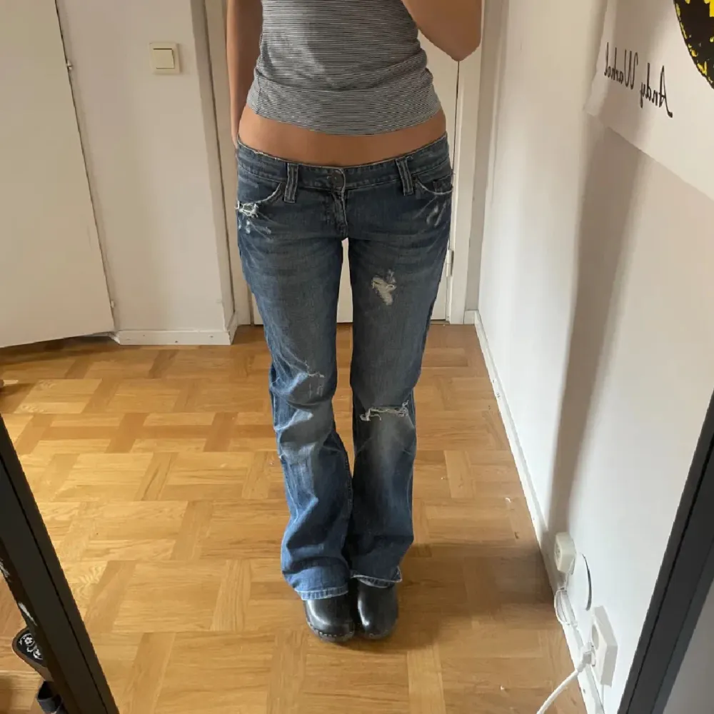 Skitsnygga lågmidjade jeans med hål🥰 Långa på mig som är 1,70cm. Jeans & Byxor.