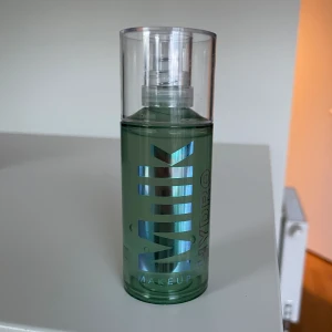 Milk primer - Populär milk primer🥰 Den är nästan aldrig använt så typ helt full. Säljer då den inte kommer till användning. Ordinarie priset är 519kr❤️