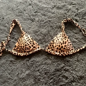 Bikini överdel  - En jätte fin bikiniöverdel från HM i storlek 36 och den är aldrig använd.