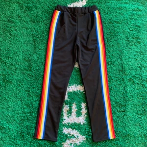 Trackpants - Storlek: Midja 37 cm (resår). Längd 104 cm. Benöppning 16,5 cm. Endast provade, så helt nya. Skicka ett meddelande innan köp!