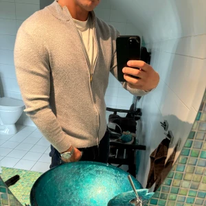 Stenströms Zip - En helzip från Stenströms i grå. Riktig snygg och perfekt skick, inga flaws. Står L på den men passar mig som alltid bär S. Skriv för frågor!