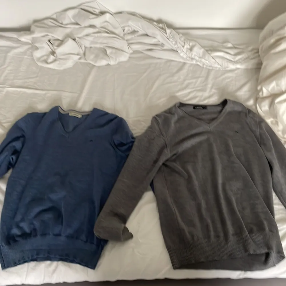 Två merino ulls tröjor från Lindeberg. Storlek M på båda tröjorna. Tröjorna är i nyskick.  Två par jeans från Levis. Storlek på de mörkblå jeansen är W28 och L32 och de är model 511. De mörkblå jeansen har storleken W30 och L34 och de är modellen 501. Jeans & Byxor.