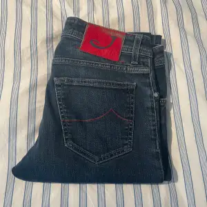 Hej! Säljer nu dessa sjukt snygga Jacob Cohen 622 jeans som är perfekta till sommaren | trendigaste och mest eftertraktade jeansen på marknaden | storlek 33 | Skick: Väldigt bra | Nypris: 5500 kr, säljs för endast 1099