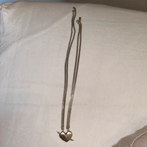 Maria Nilsdotter Halsband (you and me necklace)  - Dom köptes i färgen guld men har tappat all färg och är nu silver.  Nypris för två silver är 3595kr men säljer billigare pga att dom tappat färg och var guld från början.  Säljer båda halsbandet för 2500kr och båda boxarna kommer med.  45 och 55cm