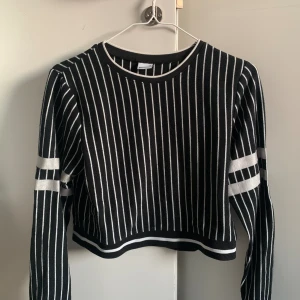 Svartvit tröja - Svartvit, randig, kort långärmad tröja 