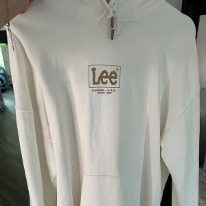 Hoodie  - Lee hoodie i jättebra skick. Nästan aldrig använd, som ny. 