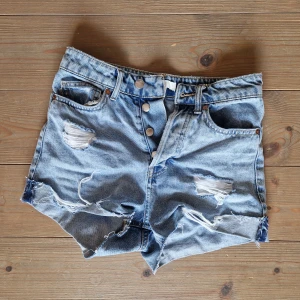 Jeansshorts - Ljusa jeansshorts köpta på HM divided för två år sen, aldrig använda.