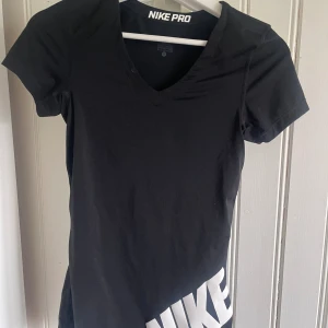 Nike t-shirt - Svart Nike t-shirt med tryck i storlek S. Använd några gånger. Pris går att diskuteras🥰