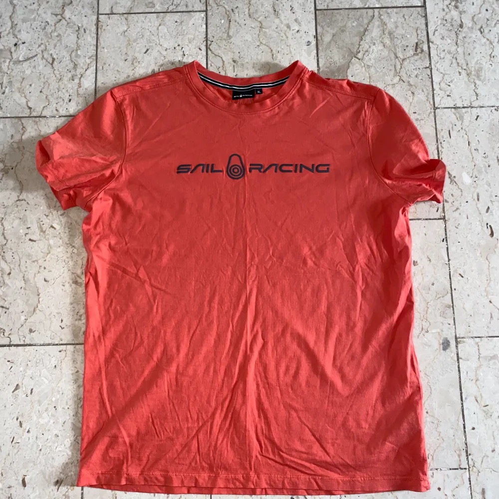 En Orange Sail Racing T-Shirt i storlek XL🔥 T-Shirt i nyskick som är unik! Kontakta vid minsta fråga🔔. T-shirts.