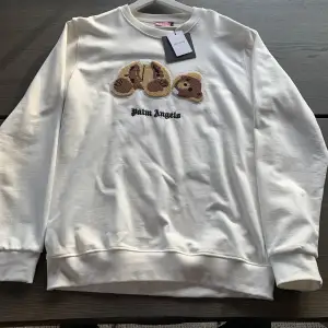 Hej! Säljer en helt ny Palm angels crewneck!  Säljs för den ej passa mig plus att jag behöver bli av med den  Storlek: XL Nypris: 3000kr  Den är aldrig använd och är helt äkta, finns bevis genom tags och Scan