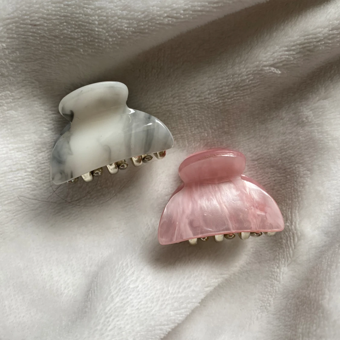 Grå och rosa hårspännen