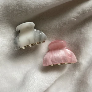 Grå och rosa hårspännen - Grå och rosa hårspänne med marmor mönster, ungefär 4cm stora och de är från h&m. (20kr st)
