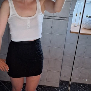 Zara - svart spetskjol med rynkdetalj strl S  - Zara - svart spetskjol med rynkdetalj strl S. Knappt använd, mycket bra skick. Djurfritt och rökfritt. Missa inte mina andra annonser ❤️