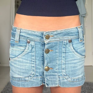 Lee jeanskjol - Midjemått: 41cm rakt över, perfekt skick 💗