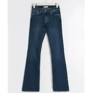 Säljer mina jeans ifrån Gina Tricot som heter ” low waist tall bootcut jeans” prislappen sitter kvar på, alltså inte använda. Köpta för 500kr  Köparen står för frakten🩷