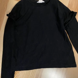 Glittrig topp  - Fint skick. Närbilderna är för att visa att toppen är glittrig. Strl 134/140. Kolla gärna in mina andra annonser för samfrakt.  Jag säljer mycket barnkläder just nu.