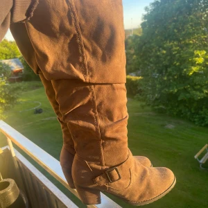 Bruna knähöga stövlar  - Snygga knähöga stövlar i använt men ändå fint skick! Finns lite små märken på insidan av skon, kan skicka bild. Men det är inget som syns utåt eller känns på insidan. Klackhöjd 6 cm 🤎