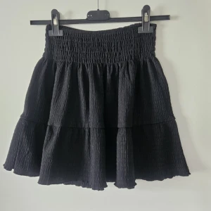 Smock skirt Gina Tricot svart, xxs - Gina Tricot kjol, stl xxs. God kvalité, från damavdelningen. Jättefint skick, nypris 359 kr. Säljes för 200 kr, pris går att diskutera vid smidig affär.
