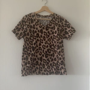 Leopardig tröja  - Tröjan är storlek M och är i väldigt bra sick 
