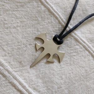 Halsband tribal/goth - silver 925 - Halsband med silverhänge stämplat GHA 925. Justerbar längd. Hänget är ca 3 cm brett. Kan skickas med ett frimärke (22 kr).