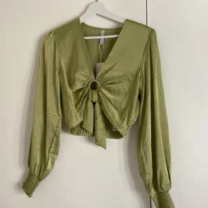 Oanvänd blus - Nyskick! Resår i midjan och vid ärmarna. Passar xs/s