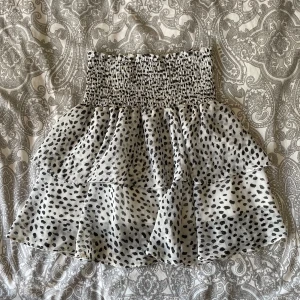 Svartvit chelsea volangkjol - I mycket bra skick och passar även storlek S