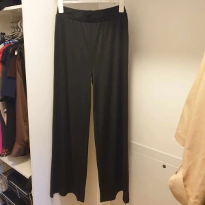 Byxor - Byxor med vida ben, aödrig använts 