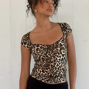 Leopard topp  - Endast prövad, prislapp kvar. Säljer då retur rätten gått ut