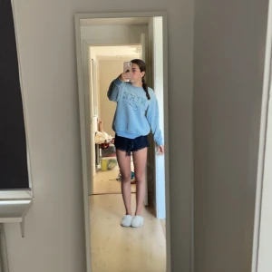 Nike - Vintage Sweatshirt från nike. Den är köpt secondhand för 600kr så säljer den aning billigare.  Bra skick  Köparen står för frakt💞