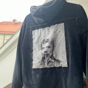 Limitato hoodie - Säljer min limitato hoodie i sammet då den inte passar. Har tryckd därbak och väldigt skön  Den är i S. Hör av er vid minsta funderingar