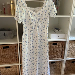 Långklänning  - Blommig långklänning 