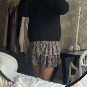 Volang kjol - Skit snygg volang kjol köpt från Kappahl för några år sedan. Anser att den är perfekt längd & går även att justera själv beroende på hur lång/kort man vill ha den. Väldigt skön & strechig i magen. Passar de flesta i storleken även upp & neråt😊