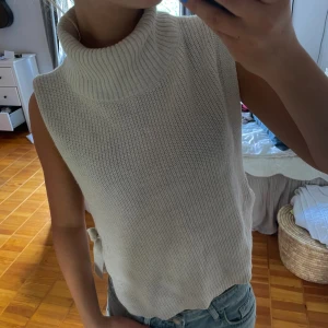 Stickad topp - Cool stickad väst/topp med knytningar i sidan!